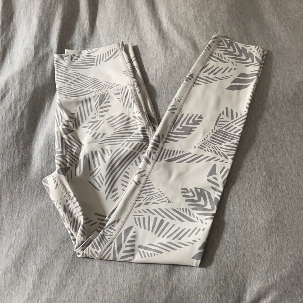 Aerie grey and white chill play and move leggings!